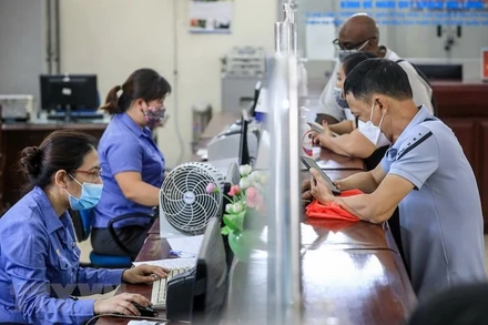 Người dân đến ga Hà Nội mua vé tàu sáng 12/10. (Ảnh: TTXVN)