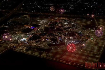 Màn pháo hoa tại Lễ khai mạc World Expo 2020 Dubai. (Ảnh chụp màn hình)