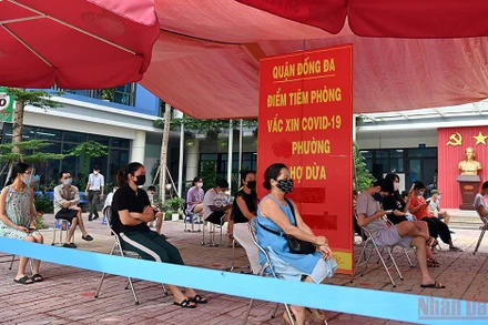 Người dân đợi đến lượt tiêm tại một điểm tiêm ở quận Đống Đa, Hà Nội. (Ảnh: DUY LINH)