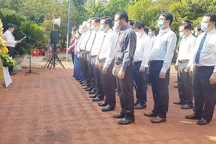 Lãnh đạo tỉnh Quảng Nam và huyện Tiên Phước dâng hương, tưởng nhớ cụ Huỳnh Thúc Kháng.