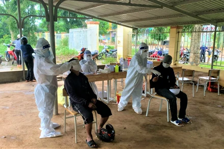 Ngành y tế Đắk Lắk lấy mẫu xét nghiệm sàng lọc trong cộng đồng ở xã Cuôr Đăng, huyện Cư M’gar.