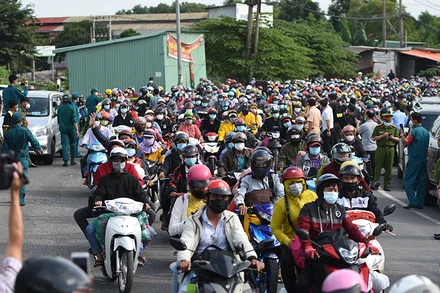 Người dân về quê trên đường Đồng Khởi, giáp ranh giữa huyện Vĩnh Cửu với TP Biên Hòa (Đồng Nai).