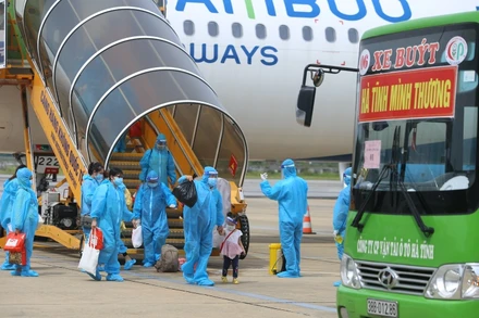 Phụ nữ mang thai và trẻ nhỏ được tỉnh Hà Tĩnh về quê an toàn.