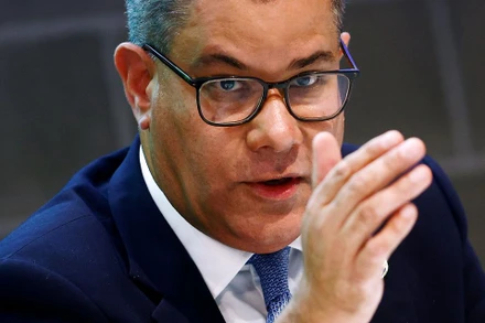 Chủ tịch COP26 của Anh Alok Sharma tổ chức một cuộc họp báo khi kết thúc cuộc họp về khí hậu trước COP26 tại Milan, Italia, ngày 2/10. Ảnh: Reuters. 