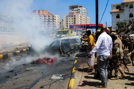 Hiện trường vụ đánh bom xe ở Aden, Yemen, ngày 10/10/2021. (Ảnh: Reuters)