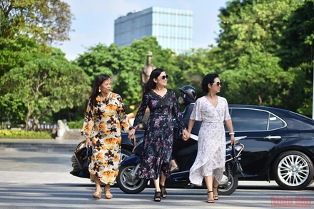 Người dân Hà Nội xuống phố dạo chơi ngày 20/10