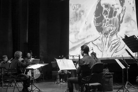 Các nghệ sĩ trình diễn vở "Chuyện người lính". (Ảnh: Viện Pháp tại Hà Nội cung cấp)