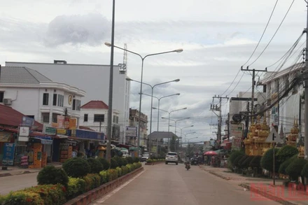 Đường phố Thủ đô Vientiane ngày 16/10 có ít phương tiện tham gia giao thông. (Ảnh XUÂN SƠN)