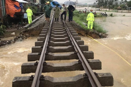 Các lực lượng chức năng phân luồng, hướng dẫn giao thông. (Ảnh: Bộ Giao thông vận tải, Tổng Công ty Đường sắt Việt Nam cung cấp)