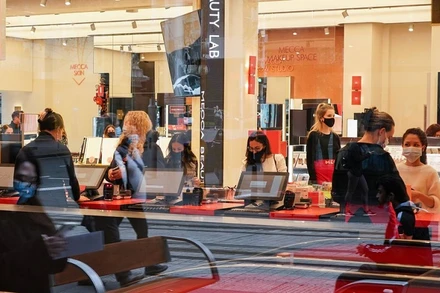 Các cửa hàng ở Sydney mở cửa trở lại cho khách hàng đã tiêm phòng Covid-19 sau nhiều tháng áp dụng các biện pháp phòng dịch nghiêm ngặt. (Ảnh: Reuters)