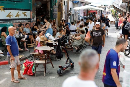 Quán cà-phê lại đông khách khi thành phố Tel Aviv, Israel, nới lỏng các biện pháp hạn chế. (Ảnh: Reuters)