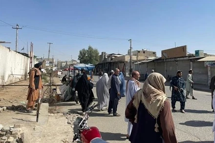 Người dân tập trung tại hiện trường vụ nổ thánh đường Hồi giáo ở TP Kandahar, Afghanistan. (Ảnh: AA/TTXVN)