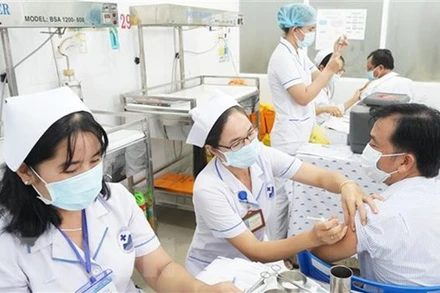 Tiêm vaccine cho lực lượng tuyến đầu chống dịch. (Ảnh: Thanh Tân/TTXVN)