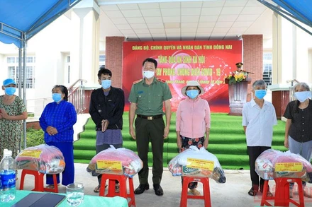 Trao quà cho người dân có hoàn cảnh khó khăn ở huyện Long Thành, tỉnh Đồng Nai.