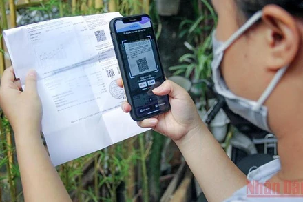 Khách hàng tự thanh toán tiền điện bằng quét mã QR trên hóa đơn điện tử.