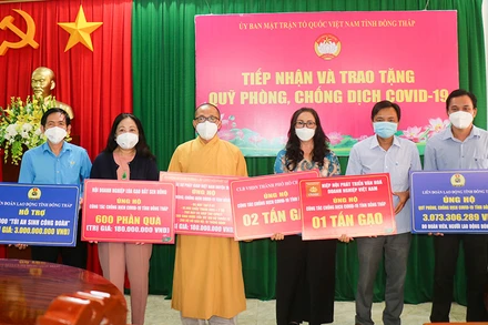 Phó Chủ tịch Ủy ban Mặt trận Tổ quốc Việt Nam tỉnh Đồng Tháp Võ Chí Hữu tiếp nhận ủng hộ từ các đơn vị. Ảnh: NHƯ Ý.