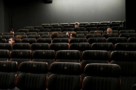 Bên trong một rạp chiếu phim tại Rome, Italia, ngày 26/4. (Ảnh: Reuters)