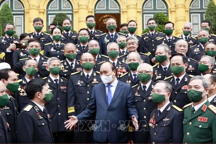 Chủ tịch nước Nguyễn Xuân Phúc gặp mặt Đoàn đại biểu cán bộ Quân chủng Hải quân và cựu chiến binh Đường Hồ Chí Minh trên biển. (Ảnh: TTXVN)