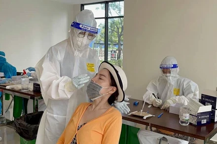 Nguyễn Quỳnh Hương lấy mẫu xét nghiệm Covid-19 cho người dân phường Tam Phú, TP Thủ Đức (TP Hồ Chí Minh). 