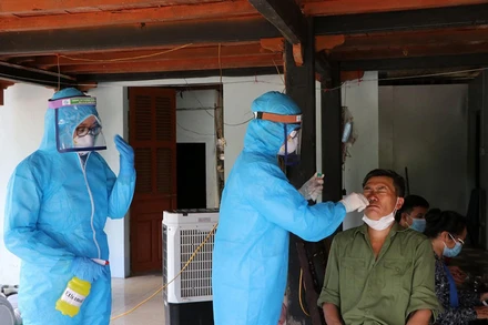 Cán bộ Trung tâm Y tế huyện Trấn Yên lấy mẫu xét nghiệm sàng lọc Covid-19.