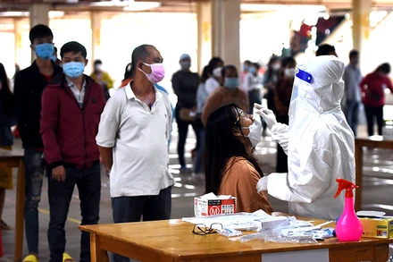 Lấy mẫu xét nghiệm SARS-CoV-2 cho người lao động trước khi trở lại nhà máy làm việc tại Khu công nghiệp Bàu Xéo, tỉnh Đồng Nai.