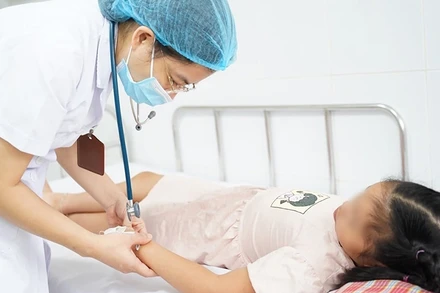 Bác sĩ thăm khám cho bệnh nhi mắc sốt xuất huyết tại Bệnh viện Nhi Trung ương.