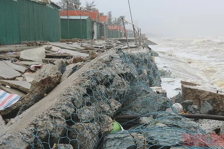 Một đoạn kè biển ở Cửa Lò bị sóng biển làm hư hỏng