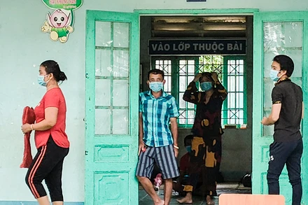 Người dân về từ vùng dịch lớn cách ly tập trung tại xã Phú Cường, huyện Tam Nông. 