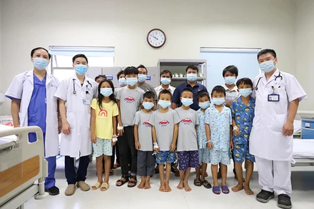 8 trẻ xuất viện chiều 8/10.