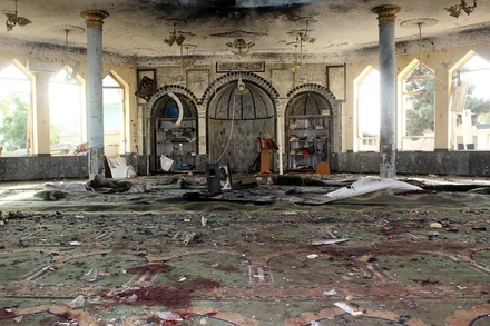 Hiện trường vụ đánh bom liều chết do IS thực hiện tại thánh đường Hồi giáo ở Kunduz, Afghanistan ngày 8/10/2021. (Ảnh: Reuters)