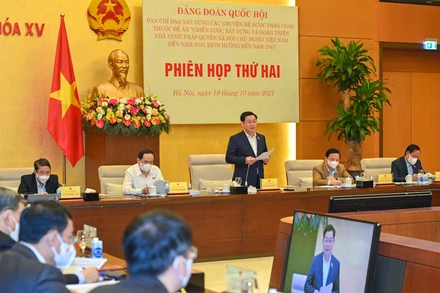 Chủ tịch Quốc hội Vương Đình Huệ cùng các Phó Chủ tịch Quốc hội chủ trì phiên họp. Ảnh: Duy Linh