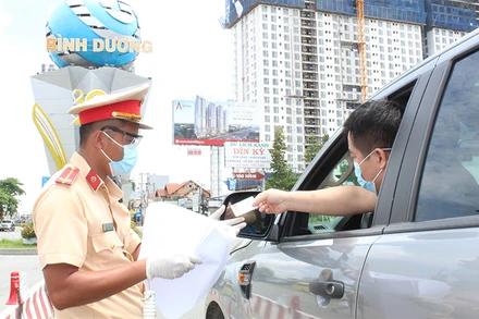 Chốt kiểm soát dịch cầu Vĩnh Bình trên quốc lộ 13 phía TP Thuận An (tỉnh Bình Dương) tiếp giáp  TP Thủ Đức (TP Hồ Chí Minh).