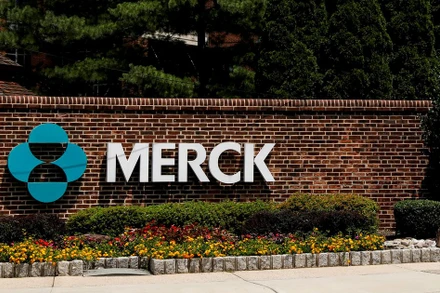 Logo của hãng dược phẩm Mỹ Merck. Ảnh: Reuters.
