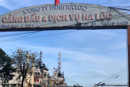 Lực lượng công an phong tỏa Công ty TNHH Hà Lộc để tiến hành khám xét.