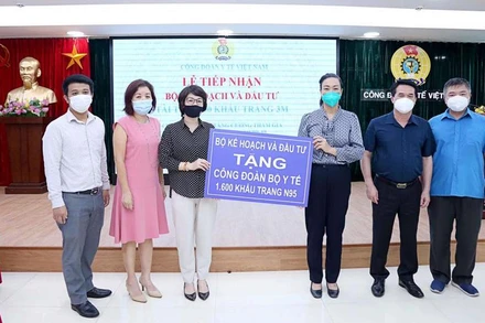 Bộ Kế hoạch và Đầu tư trao tặng Công đoàn Bộ Y tế 1.600 khẩu trang N95 cho cán bộ y tế tuyến đầu tham gia chống dịch Covid-19. (Ảnh: Bộ Kế hoạch và Đầu tư)