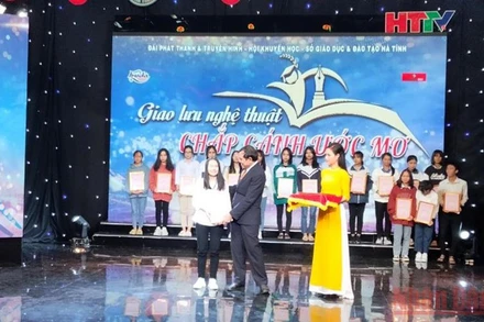 Lãnh đạo Quỹ Khuyến học Hà Tĩnh vinh danh các tân sinh nỗ lực vượt khó.