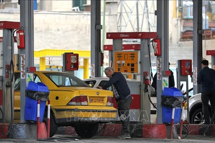 Người dân đổ xăng cho phương tiện tại Tehran, Iran. (Ảnh: AFP/TTXVN)