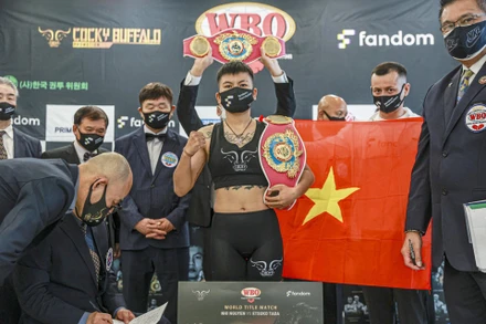 Thu Nhi cân ký trước trận tranh đai gặp Etsuko Tada. Ảnh: FINAL FLASH