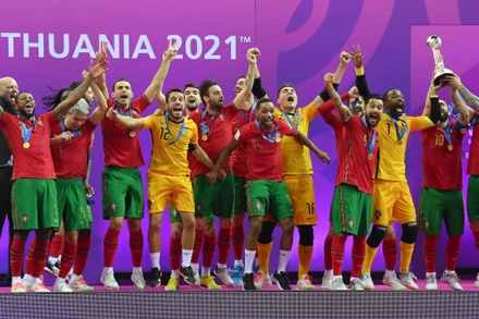 Các cầu thủ Bồ Đào Nha ăn mừng chức vô địch Futsal World Cup 2021. (Ảnh: UEFA)