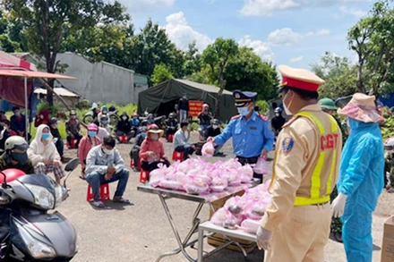 Chốt kiểm soát Cầu 110 hỗ trợ thực phẩm cho người dân các tỉnh đi qua Gia Lai.