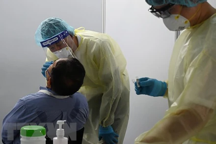 Một điểm xét nghiệm Covid-19 tại Singapore. (Ảnh: AFP/TTXVN)