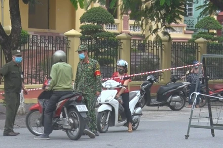 Lực lượng chức năng hướng dẫn người dân TP Phủ Lý không đi vào khu vực phong tỏa.