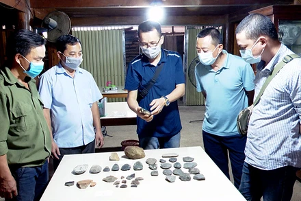 Nhiều công cụ bằng đá được tìm thấy tại mái đá ngườm Nà Khậu.