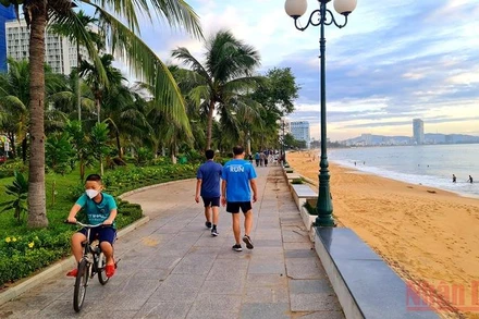 Người dân Quy Nhơn tập thể dục và tắm biển tại khu vực Công viên biển Quy Nhơn.