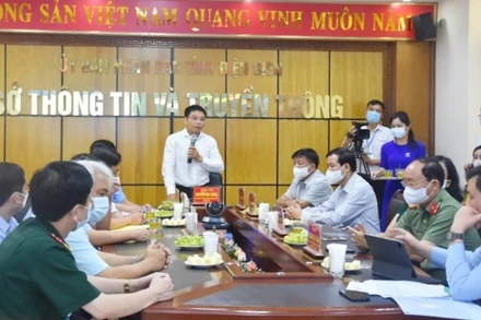Lãnh đạo tỉnh Điện Biên giới thiệu mô hình thí điểm Trung tâm Điều hành đô thị thông minh tỉnh Điện Biên.