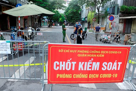 Thiết lập hàng rào cách ly trên phố Phủ Doãn, Hoàn Kiếm. (Ảnh: Đăng Khoa)
