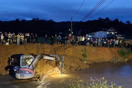 Lực lượng chức năng đang nỗ lực tìm kiếm thi thể nạn nhân.