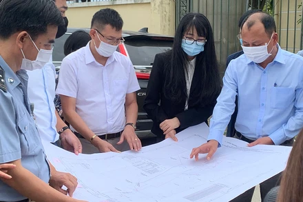 Đại diện lãnh đạo Sở Tài nguyên và Môi trường, UBND thành phố Điện Biên Phủ bàn giao đất trên thực địa cho Cảng vụ Hàng không miền bắc.