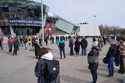 Người dân xếp hàng bên ngoài trung tâm tiêm chủng Covid-19 ở Riga, Latvia, ngày 16/4/2021. (Ảnh: Reuters)
