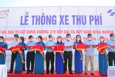Lãnh đạo tỉnh Đồng Nai cắt băng thông xe đường 319 nối dài và nút giao với đường cao tốc TP Hồ Chí Minh - Long Thành - Dầu Giây. (Ảnh: THIÊN VƯƠNG)